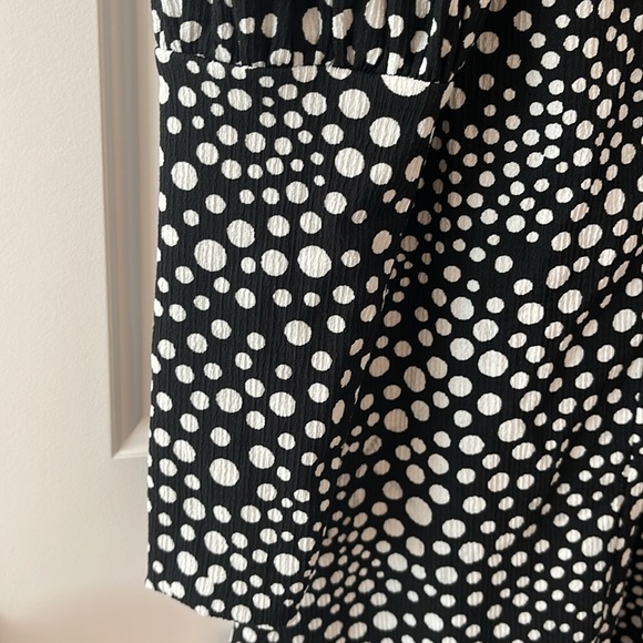 TOPSHOP Black and White, V Neck, Mini Tea Dress - Picture 4 of 9